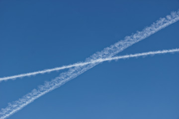 Trainées d'avions dans le ciel