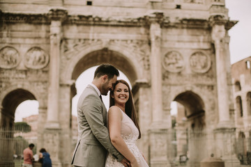 Fototapeta na wymiar Wedding couple in Rome, Italy