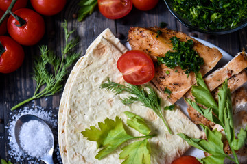 Chicken with pita bread and tomatoes