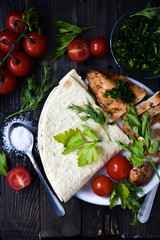 Chicken with pita bread and tomatoes