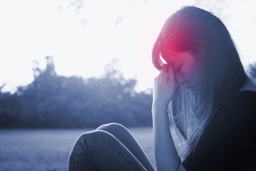 woman feel headache