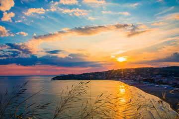 Tramonto con nuvole sulla Spiaggia di Serapo a Gaeta