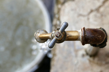 water flows from the faucet, steep shooting,

