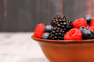 микс из ягод, малина, голубика ежевика, витамины