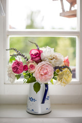romantischer Rosenstrauss am Fenster