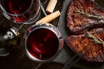 Rolgordijnen diner voor twee met steaks en rode wijn © Mikhaylovskiy 