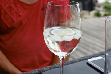 Spritzwein mit Zitrone