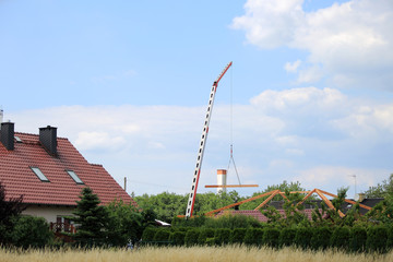 Fototapeta Robotnicy na budowie dachu z drewnianych belek, elementów, dom jednorodzinny. obraz