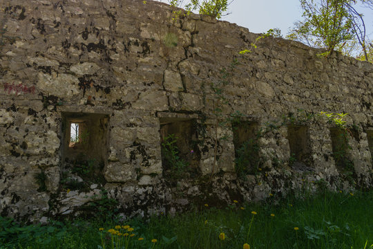 Rovine di fortificazioni della prima guerra mondiale sul fronte italiano