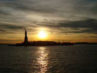 Fototapeta na wymiar statue of liberty in twilight