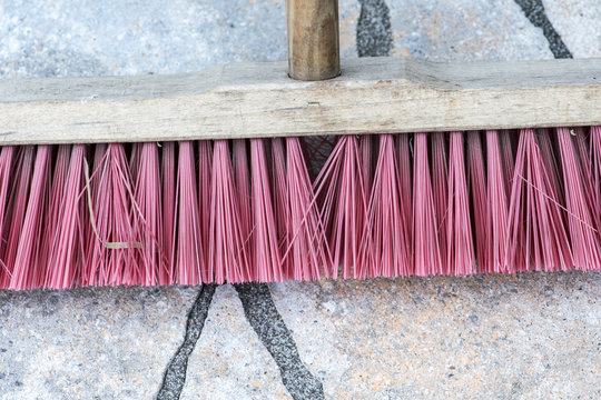 roter grober Stra&szlig;enbesen mit Borsten