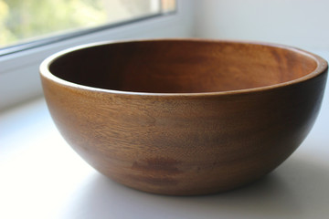 Empty wooden bowl for food, cooking, on white background