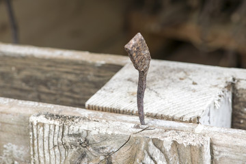 eingeschlagener rostiger alter handgeschmiedeter Nagel