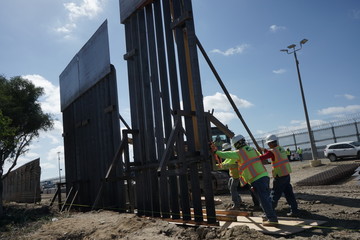 colocan muro fronterizo en la frontera Mexico Estados Unidos en Tijuana frontera con Otay para...