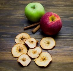 Apple chips and apples with cinnamon sticks 