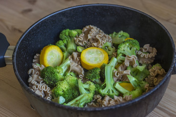 Brokkoli Nudel Pfanne