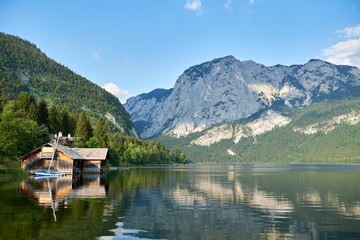 Naklejka premium Altausseer See im Salzkammergut. Blick von Ufer. Österreich, Steiermark.