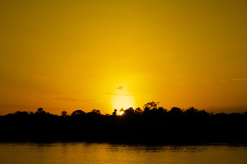 【ブラジル】アマゾン川に沈む夕日