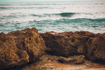 Olas rompiendo contra las rocas. 