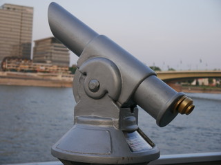 Fernglas in der Nähe vom Hafen in Hamburg