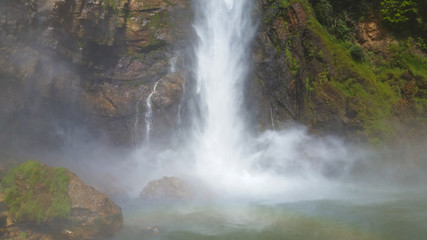Fototapeta na wymiar Queda da cachoeira, água batendo nas pedras.