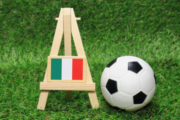 サッカーとイタリア国旗