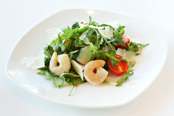 Салат из одуванчиков с овощами и морепродуктами