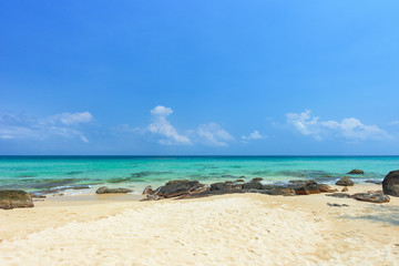 Fototapeta na wymiar Beautiful beach and tropical sea and rocks in Thailand.