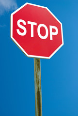 Obraz premium Stop sign blue sky background