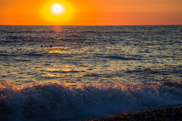 Obraz premium Amazing sea sunset, the sun, waves, clouds