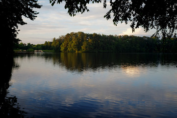 Fototapeta na wymiar Lake Raleigh early in the morning during summer in Raleigh North Carolina