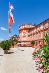 Fototapeta na wymiar Wiesbaden, Schloss Biebrich. Dem Rhein zugewandte Seite. 20. Juni 2018 