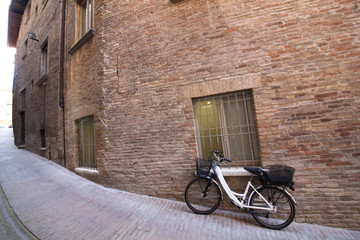 Fototapeta na wymiar Vicolo con bicicletta