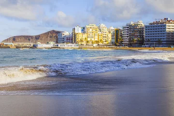 Poster Las-Palmas de Gran Canaria, Spain, on January 10, 2018. The winter sun lights the Playa de Las Canteras beach on the bank of the Atlantic Ocean. beautiful embankment in the distance © Elena Belyaeva