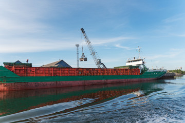 Fototapeta premium Bulk cargo unloading from the ship.