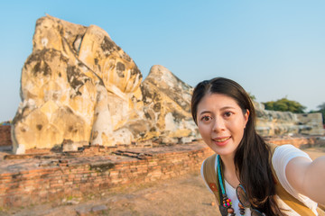 Naklejka premium backpacker takes selfie in attraction