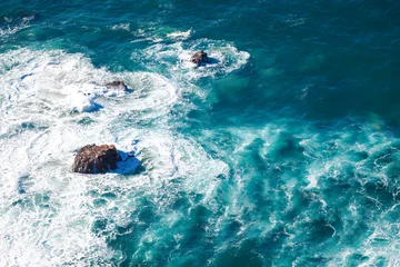 Papier Peint photo Eau beau fond abstrait naturel, eau turquoise et vagues sont brisées contre une pierre. Cap de Roca, Portugal. La puissance de l& 39 océan