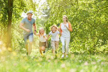 Familie und Kinder spielen zusammen