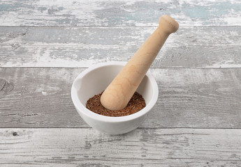 Leinsamen in Schale auf verwittertem Holz