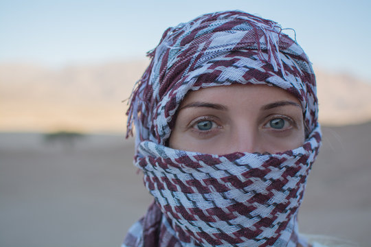  Portrait of a girl in arafatke. The tupist is a vigipte. Headgear for a woman