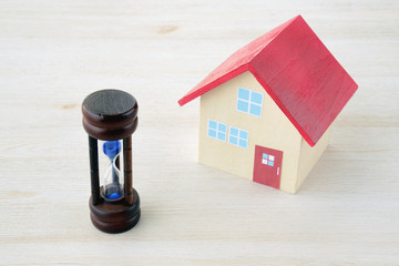 家と砂時計