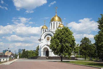 Fototapeta na wymiar Church in honor of St. George the victorious in Victory square in Samara, Russia. On a Sunny summer day. 19 June 2018