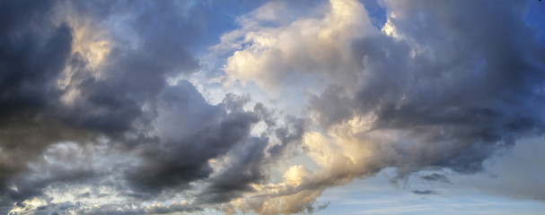 Obraz premium Clouds in the sky in early morning.