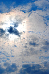 Wolken und Himmel im Gegenlicht