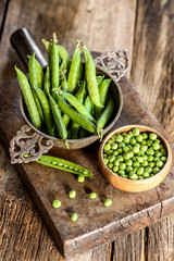 petits pois écossés sur fond bois 1