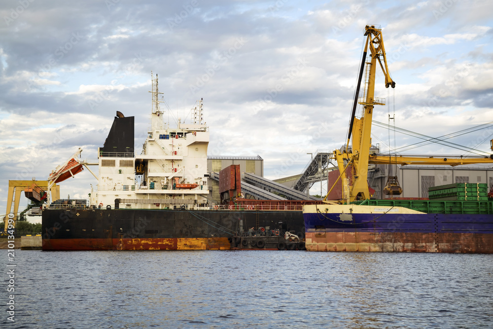 Wall mural Seaport at evening