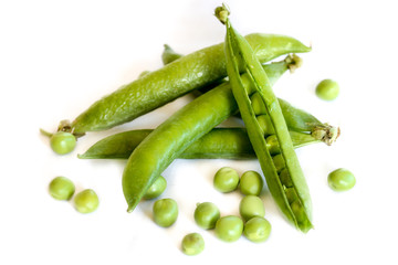 petits pois écossés sur fond blanc