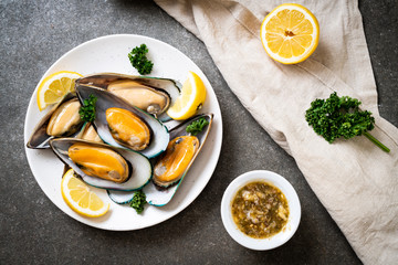 mussels with lemon and parsley