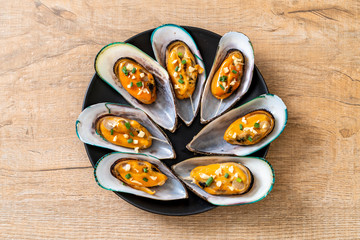 mussels with lemon and garlic