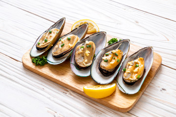 mussels with lemon and garlic